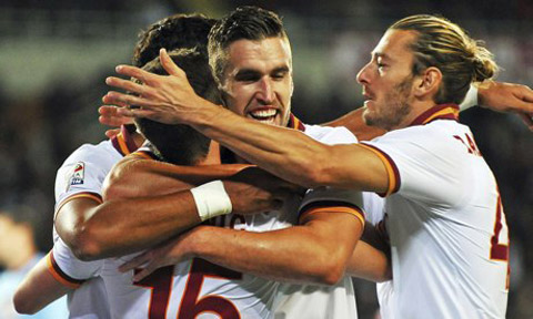 Strootman ăn mừng bàn mở tỷ số cùng đồng đội.
